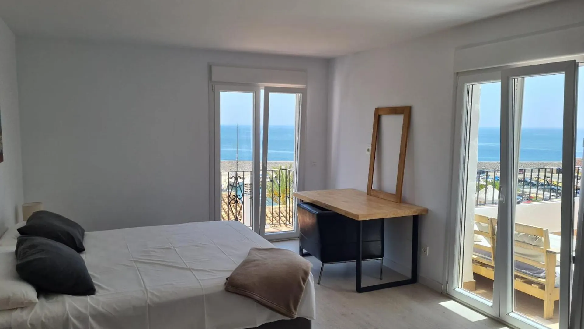 Sunny Getaway Apartment La Herradura