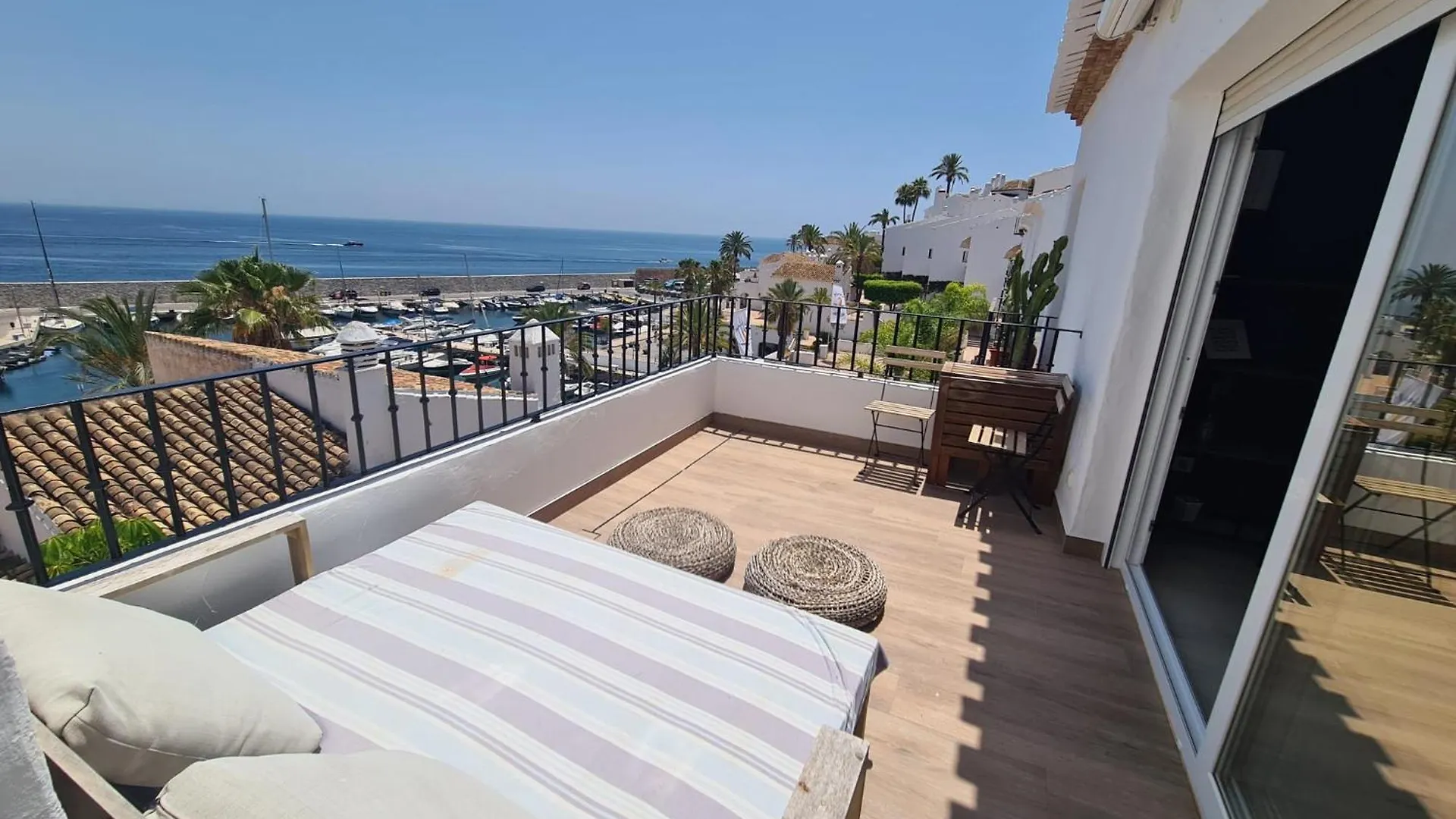 Sunny Getaway Apartment La Herradura