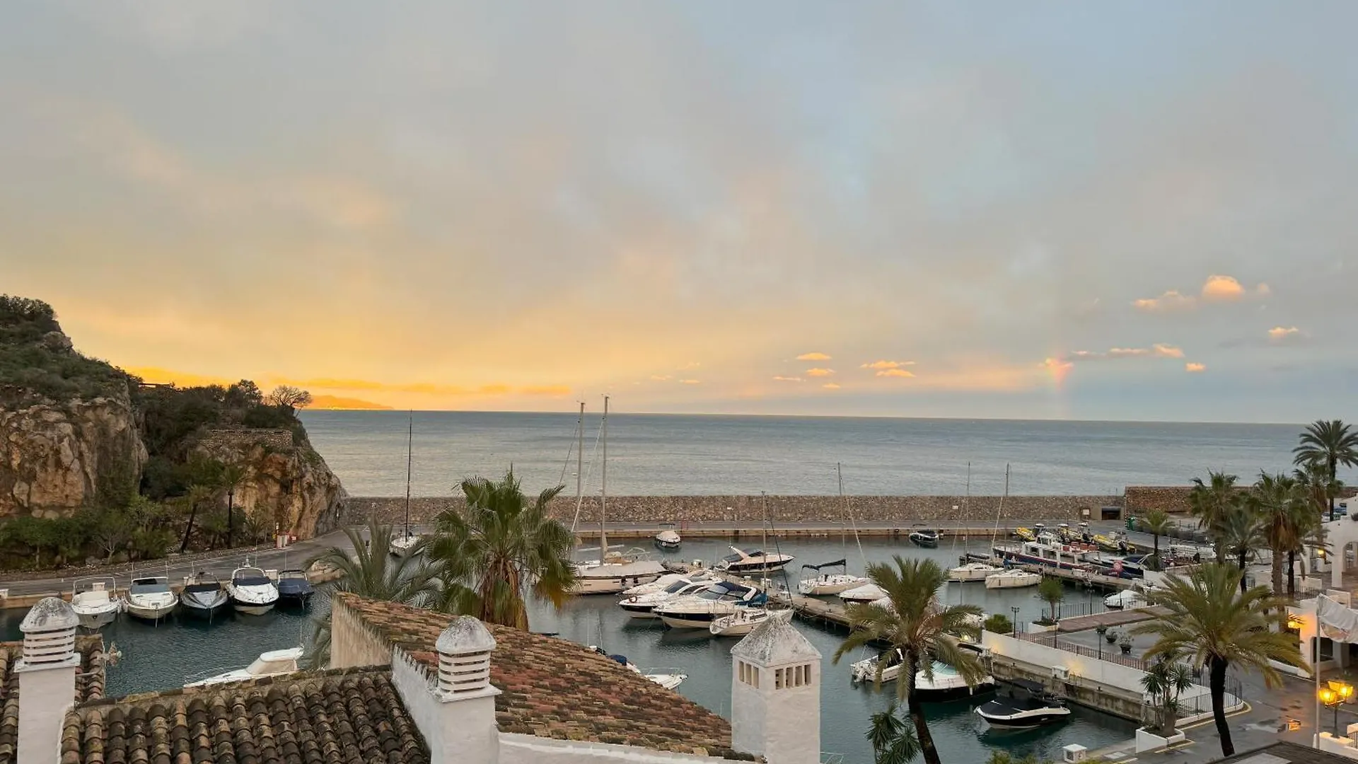 Sunny Getaway Apartment La Herradura